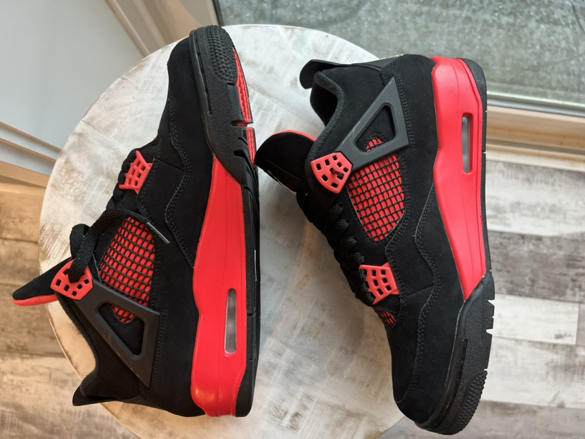 Jordan 4 Red Thunder Size 9.5 VNDS