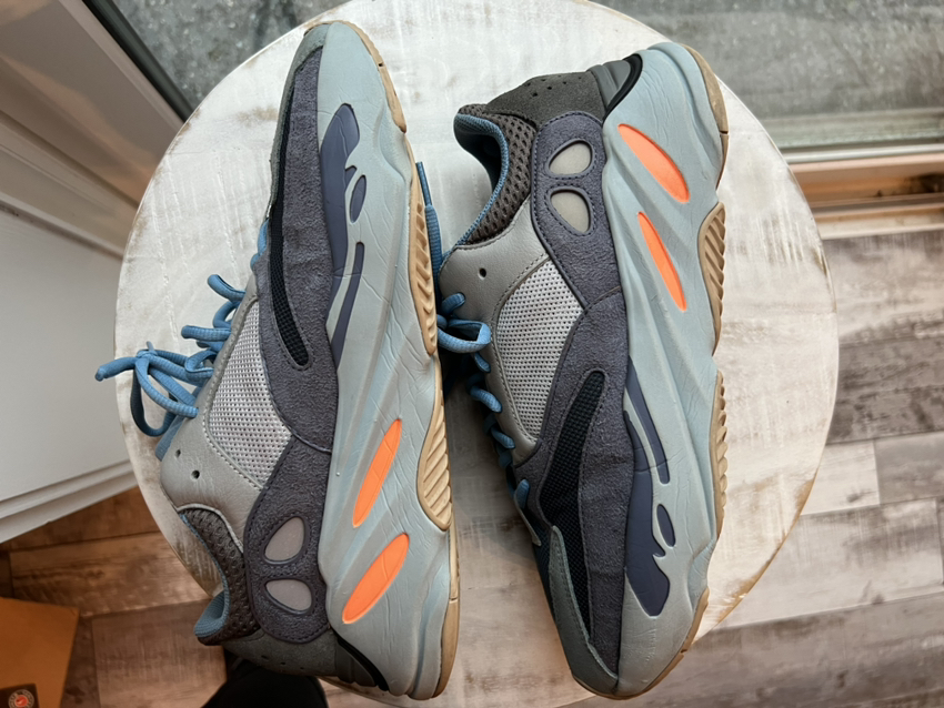 Yeezy 700 Boost Carbon Blue size 10.5