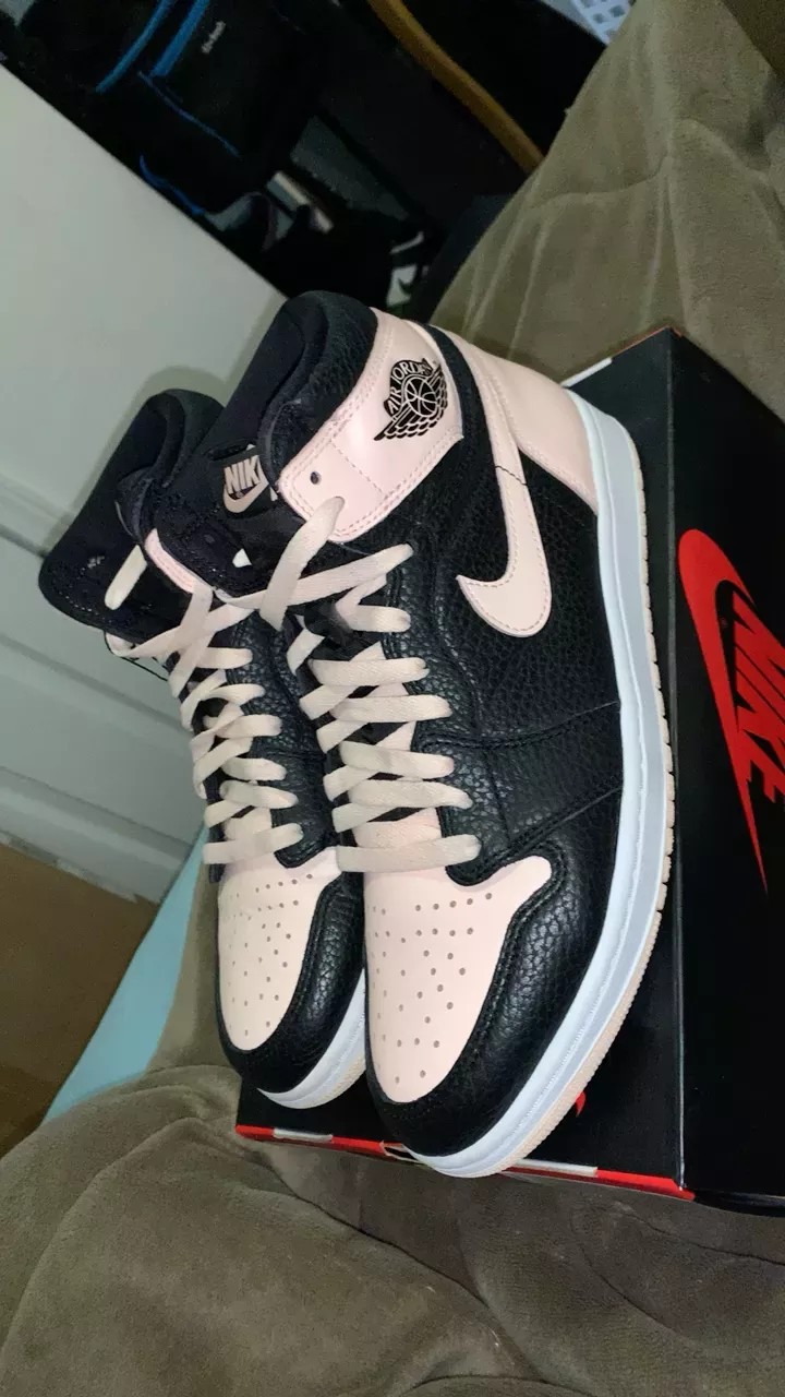 Air Jordan 1 Retro High OG crimson tint