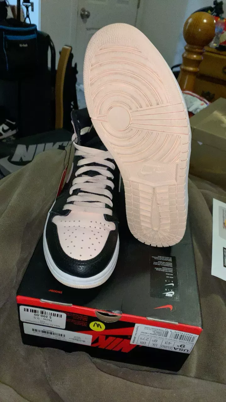 Air Jordan 1 Retro High OG crimson tint