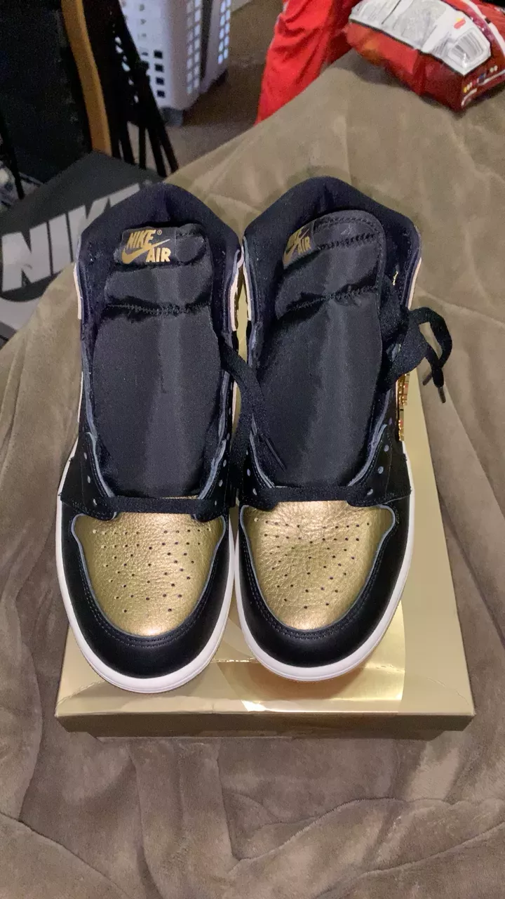 Nike Air Jordan 1 Retro High OG Black Gold size 8