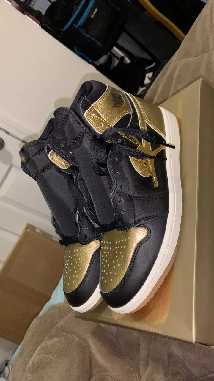 Nike Air Jordan 1 Retro High OG Black Gold size 8