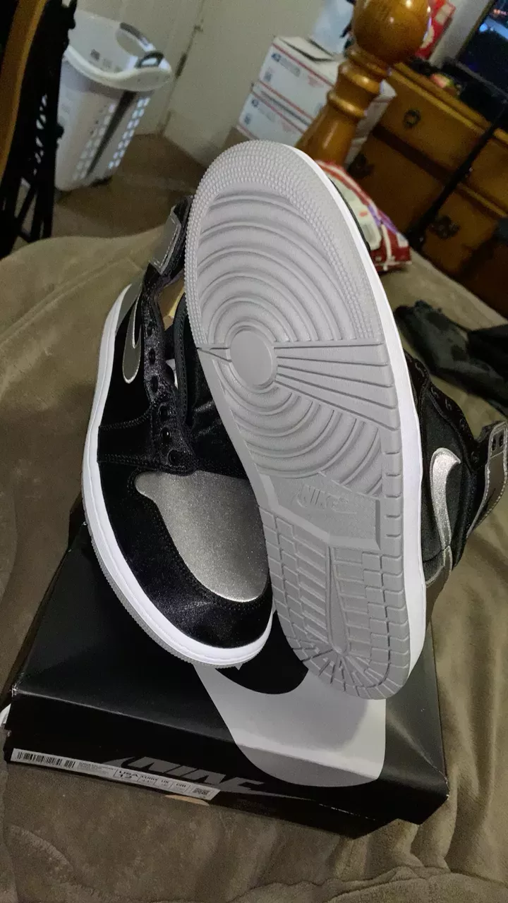Air Jordan 1 Retro High OG WMNS Satin Snake Chicago 12 women 10.5 men