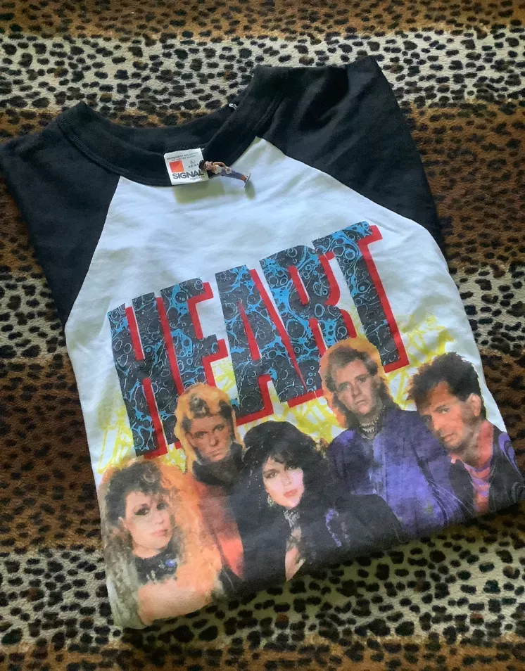 Heart RagLan Band T