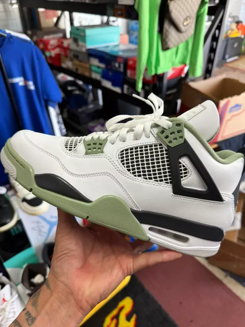 Size 10.5M/12W  Jordan 4 Retro Seafoam