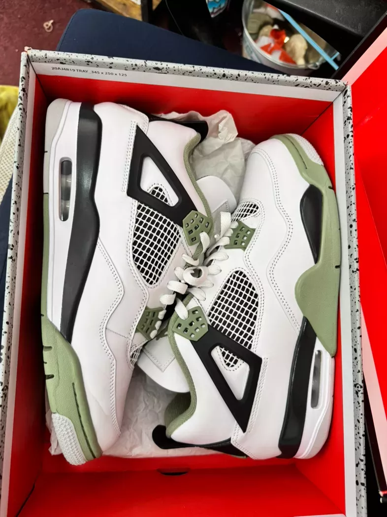 Size 10.5M/12W  Jordan 4 Retro Seafoam