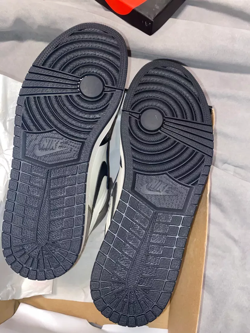 Air Jordan 1 Retro High OG Mocha