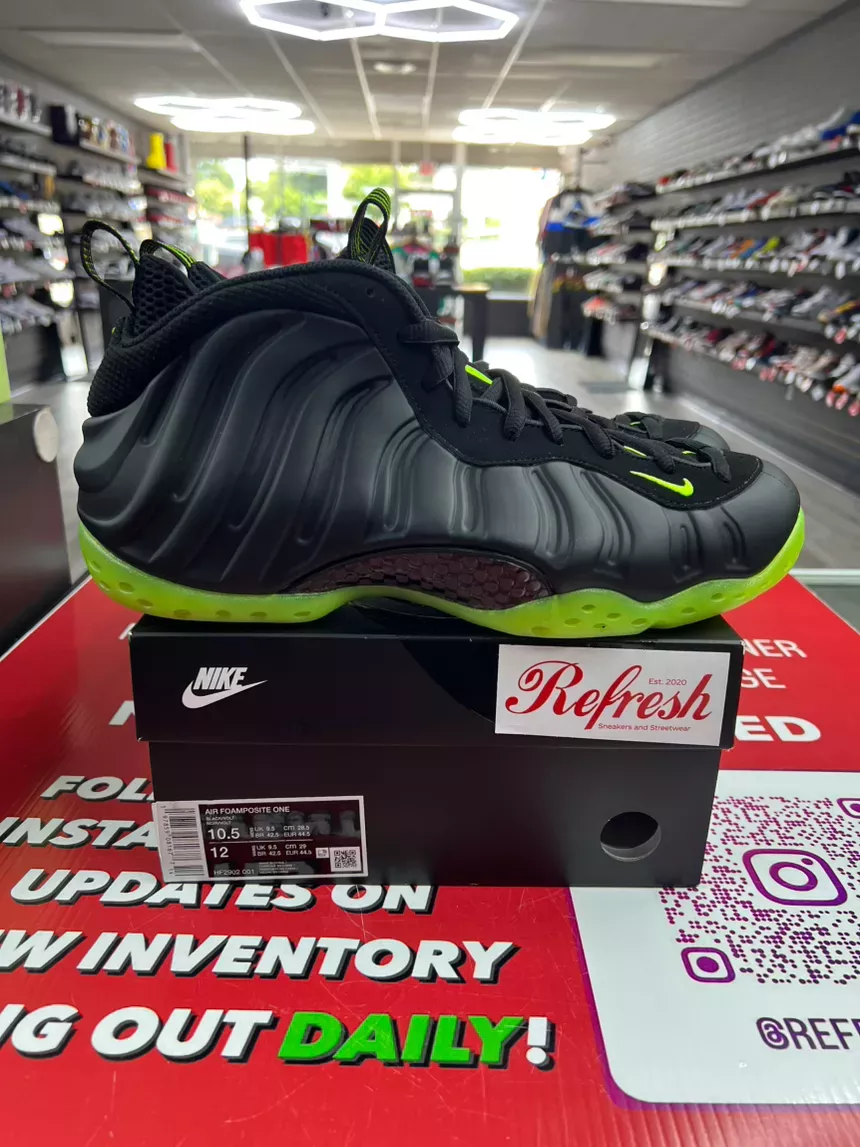 Nike Foamposite Black Volt Size 10.5