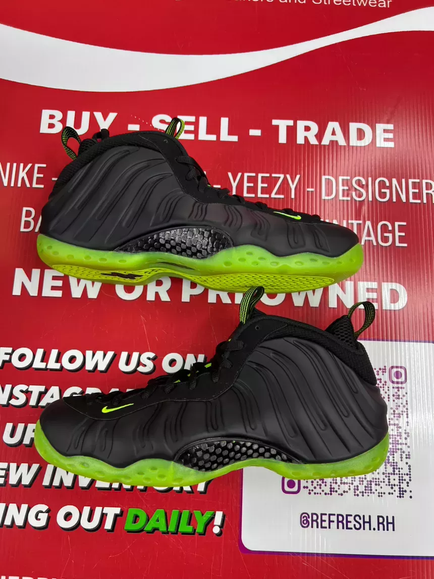 Nike Foamposite Black Volt Size 10.5