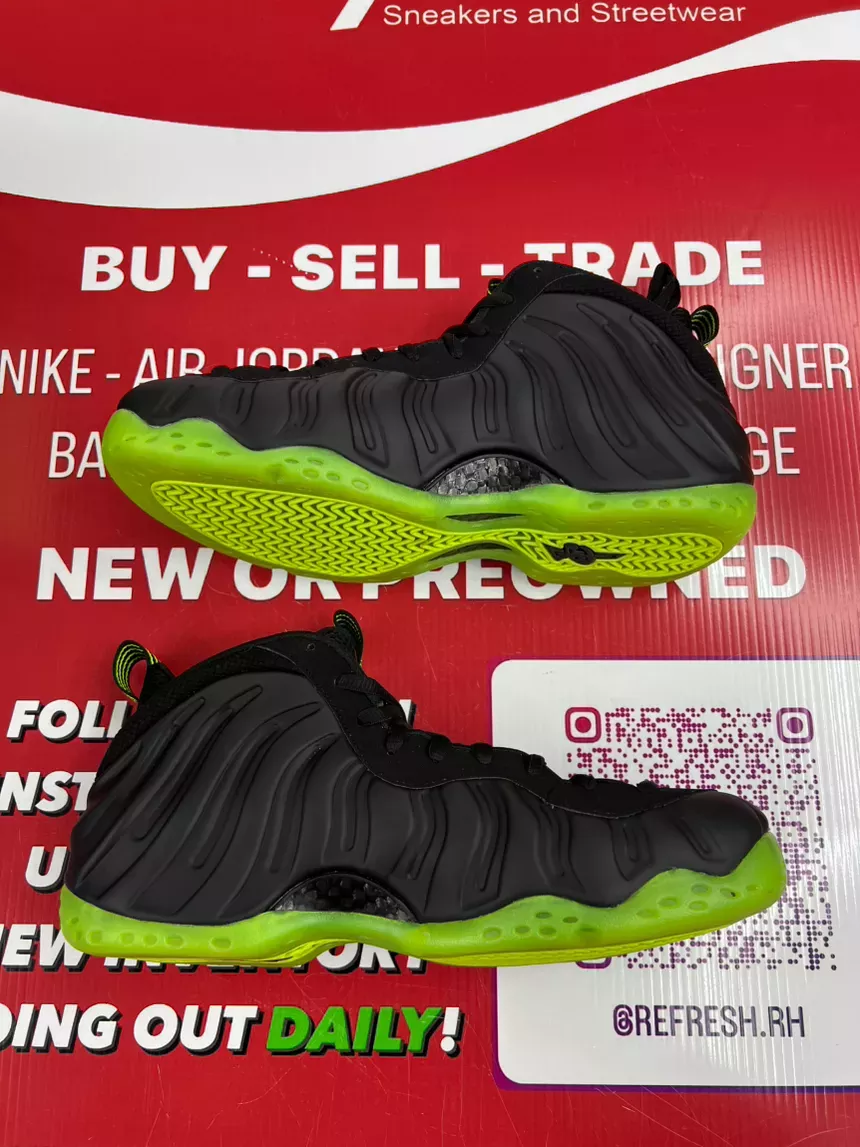 Nike Foamposite Black Volt Size 10.5