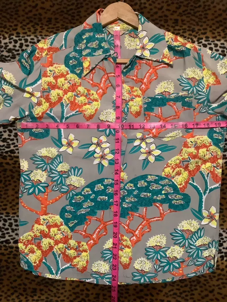 Vintage 40s KamehameHa Tiki Floral Print Ladies Short Sleeve Button-Up Shirt