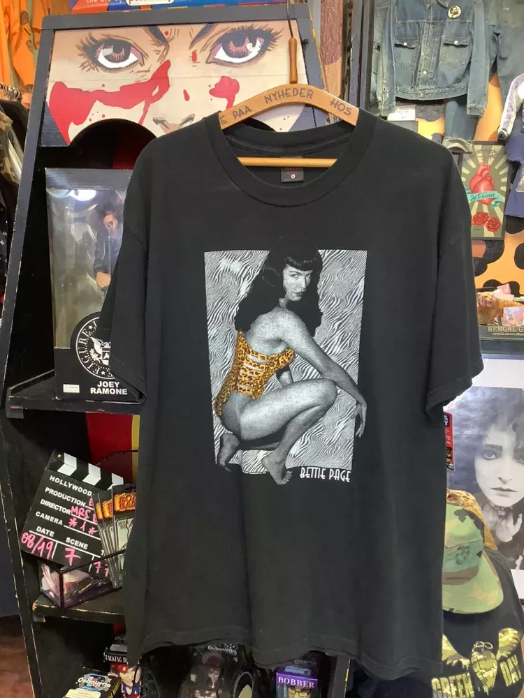 Vintage 90s Fashion Victim JungLe Bettie Page T