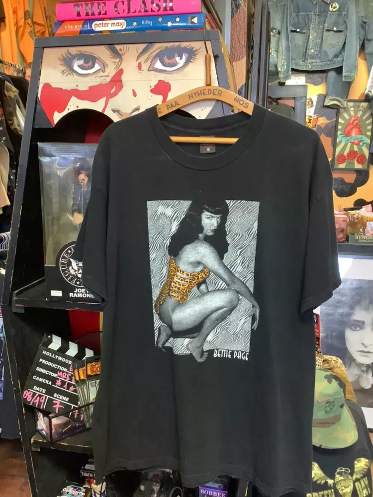 Vintage 90s Fashion Victim JungLe Bettie Page T