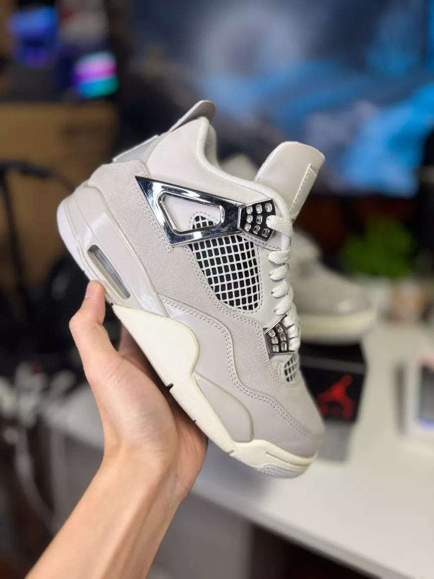 “Frozen Moments” Air Jordan 4 Retro - Size 6.5W (5M)
