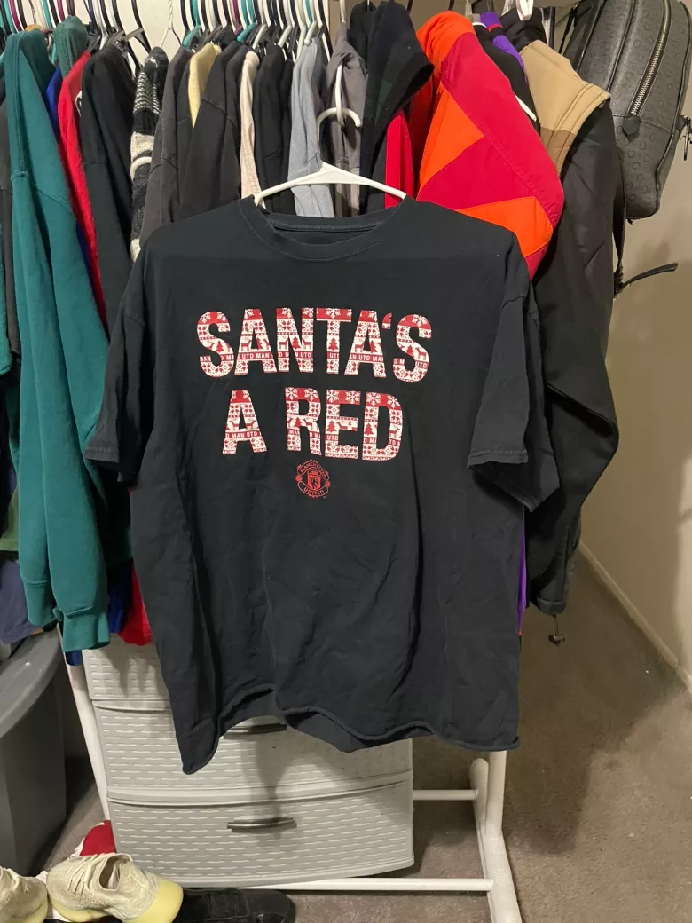 Size XL-Santa's A Red Manchester United Christmas Tee