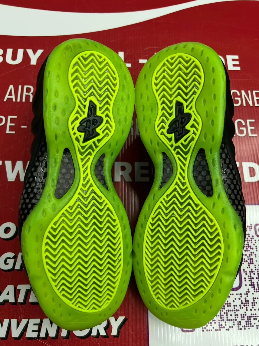 Nike Foamposite Volt Size 9