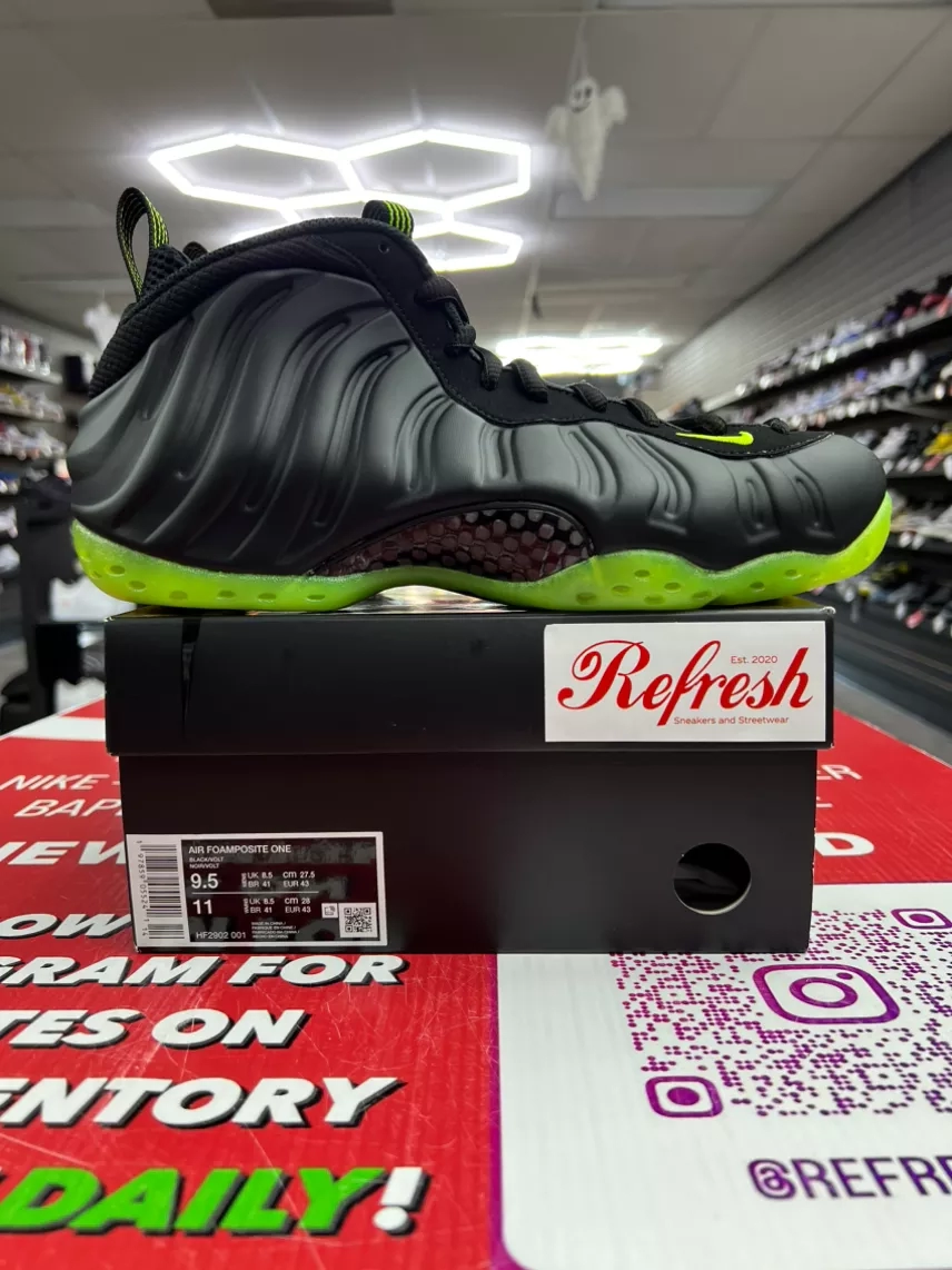 Nike Foamposite Volt Size 9