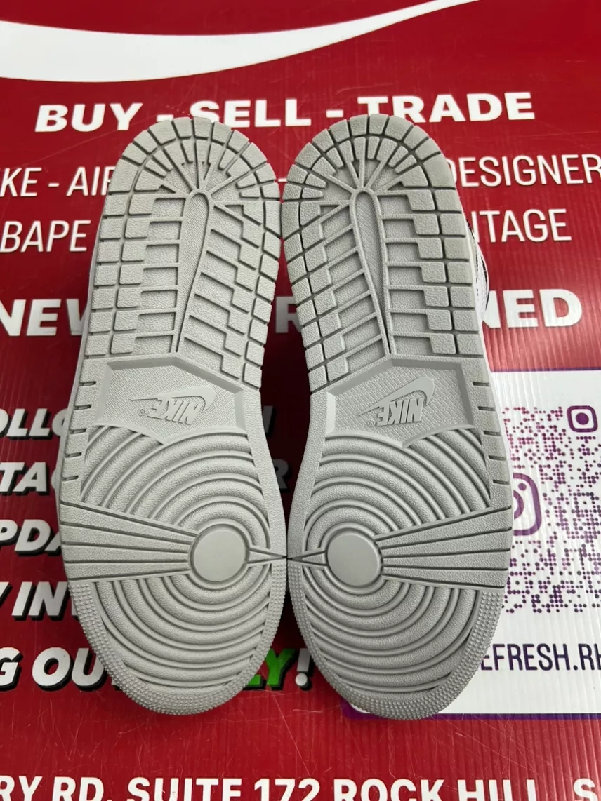 Air Jordan 1 Bleached Coral Size 9.5