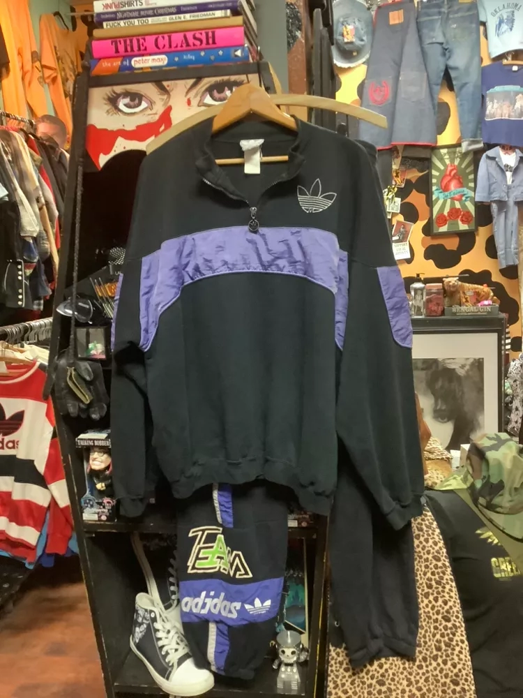 Vintage 1/2 Zip back SpeLLout BLack & PurpLe Sweat