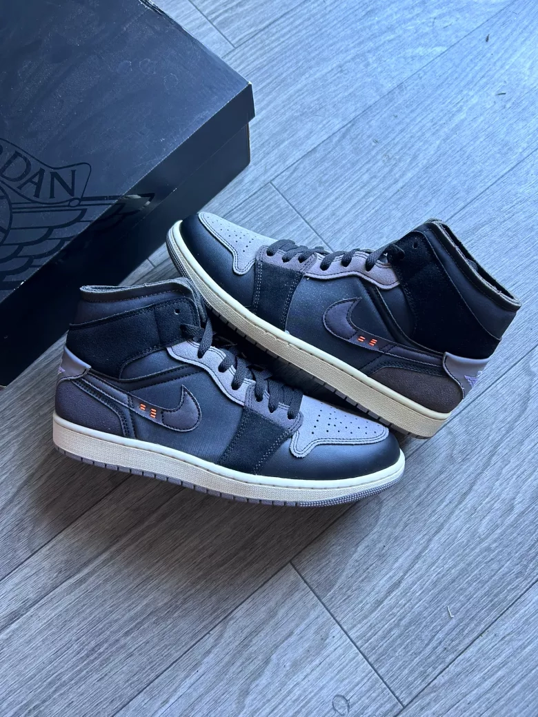 Air Jordan 1 mid inside out size 10.5M