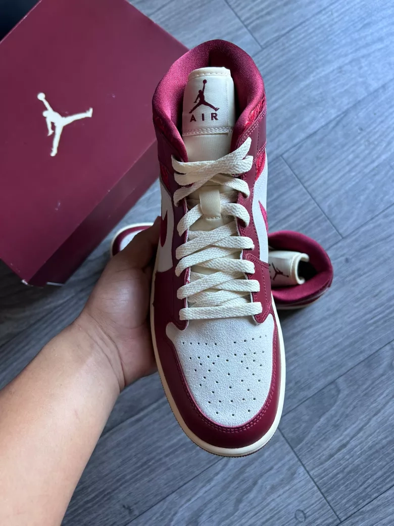 Air Jordan 1 Mid tiki leaf