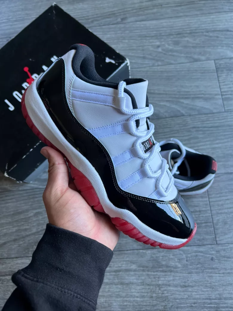 Air Jordan 11 Retro Low concord bred