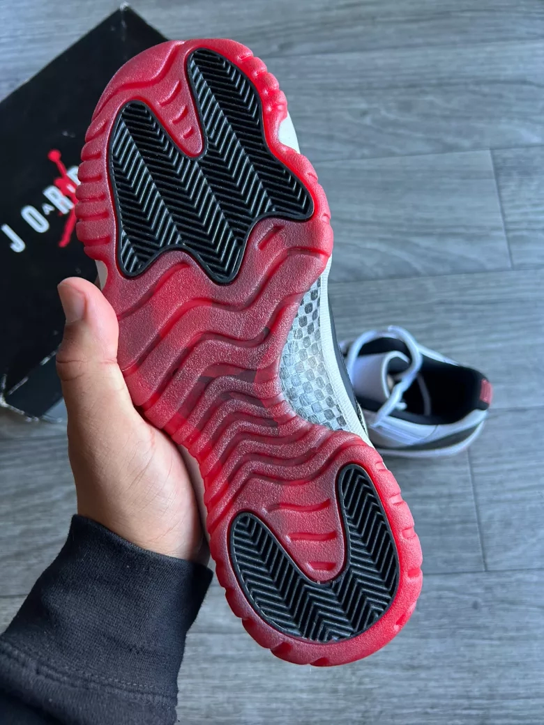 Air Jordan 11 Retro Low concord bred