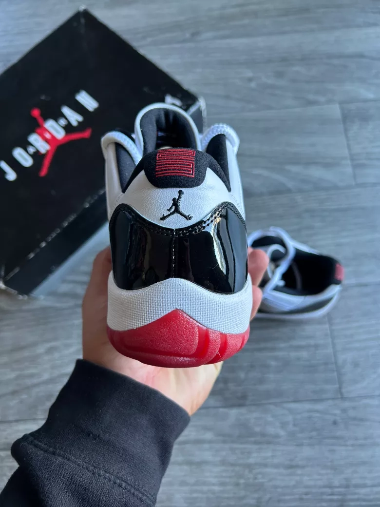 Air Jordan 11 Retro Low concord bred