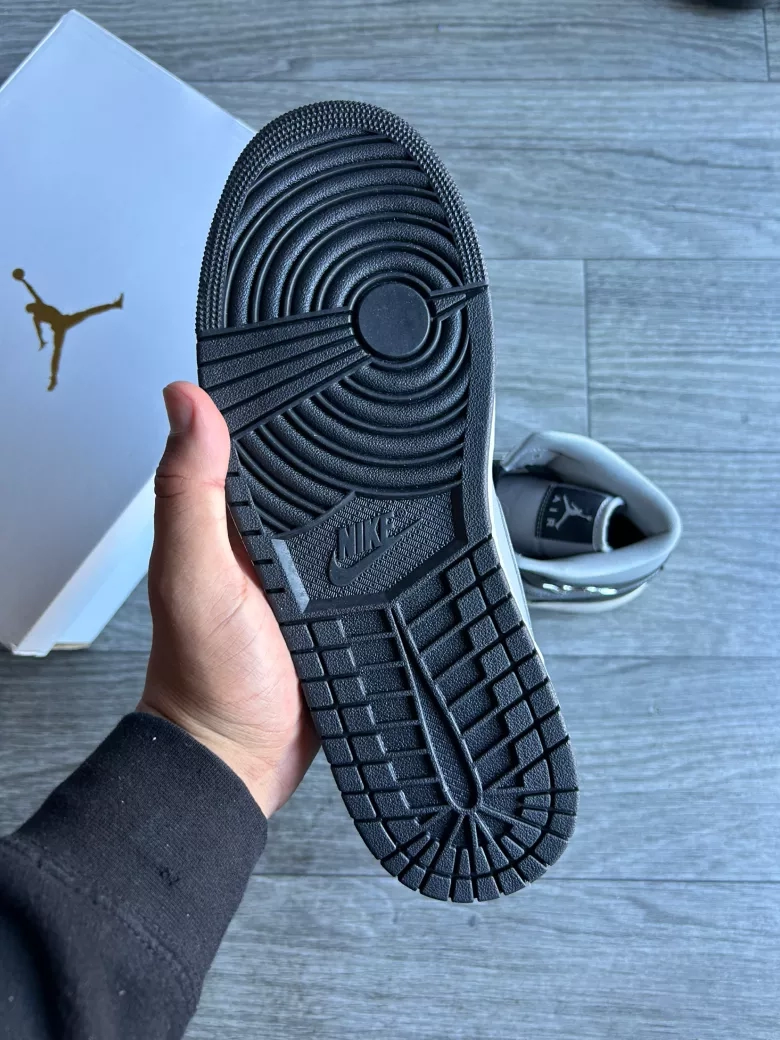 Air Jordan 1 Mid metallic silver