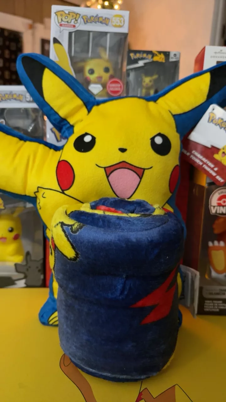 Pokemon Pikachu Character & Self Throw Set