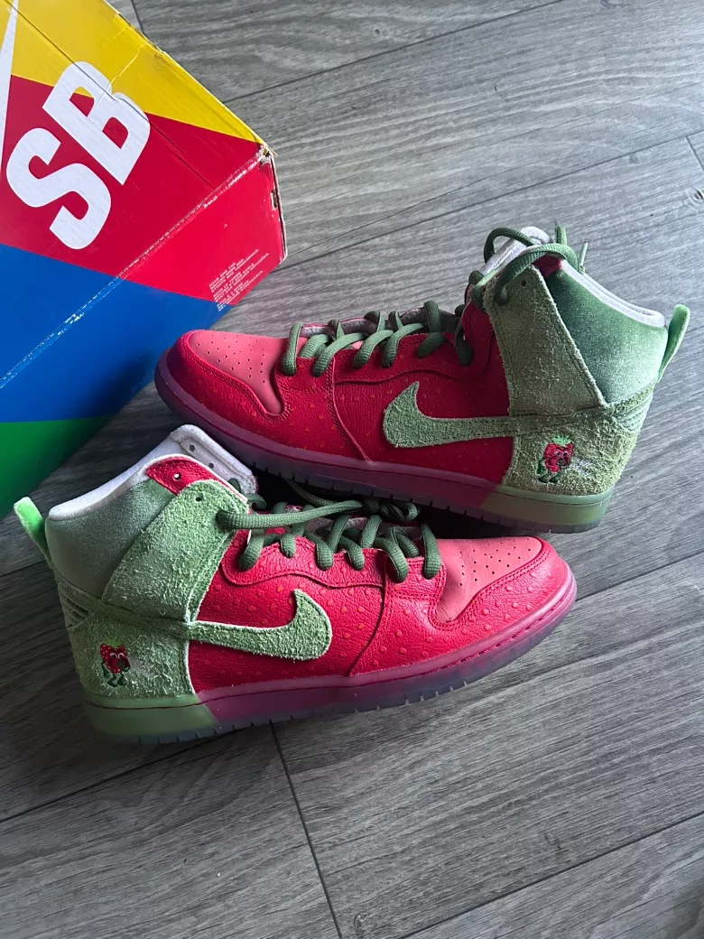 Nike SB Dunk High Strawberry Cough