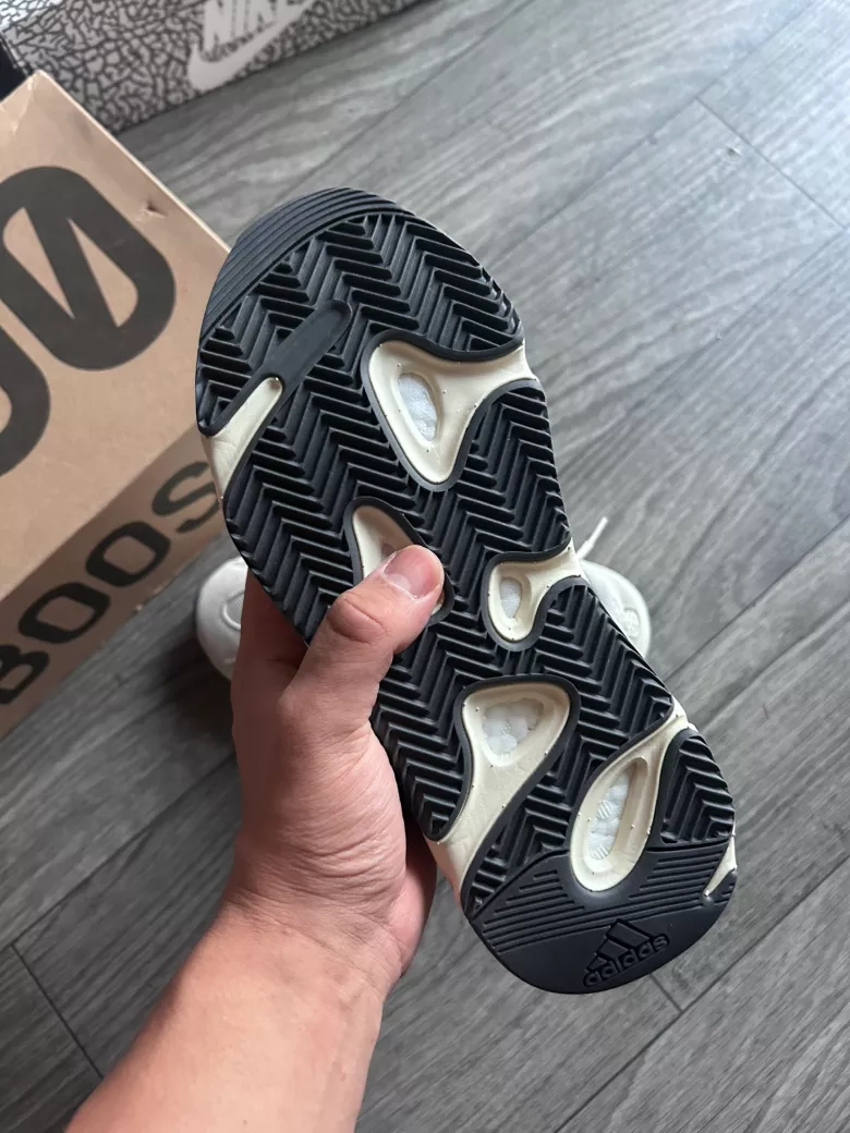 Yeezy Boost 700 analog