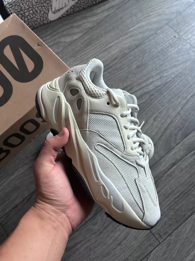 Yeezy Boost 700 analog