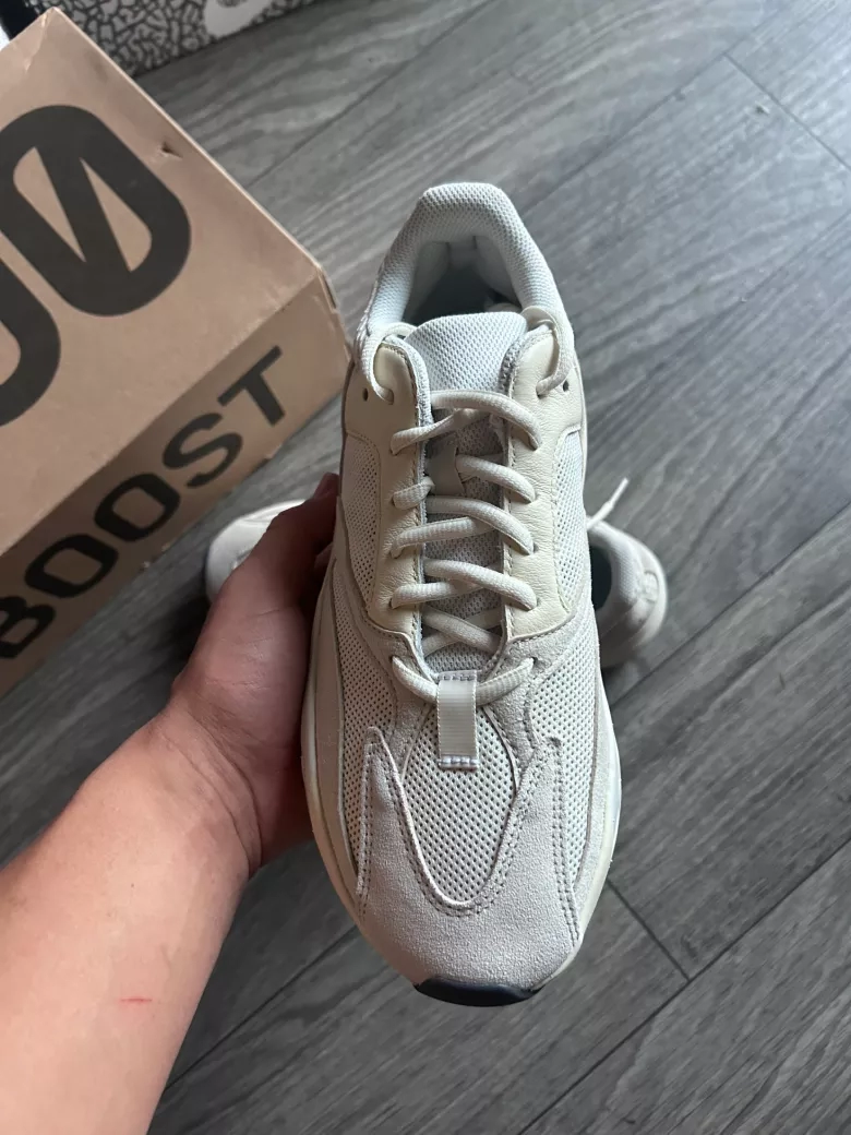 Yeezy Boost 700 analog
