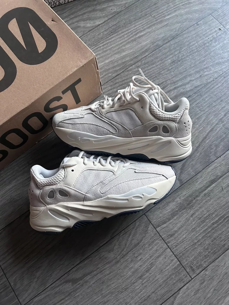 Yeezy Boost 700 analog
