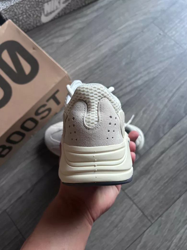 Yeezy Boost 700 analog