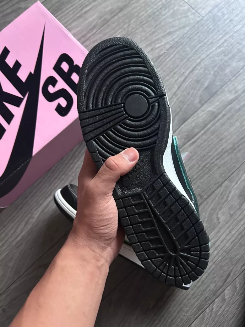 Nike SB Dunk Low Tiffany & co black diamond