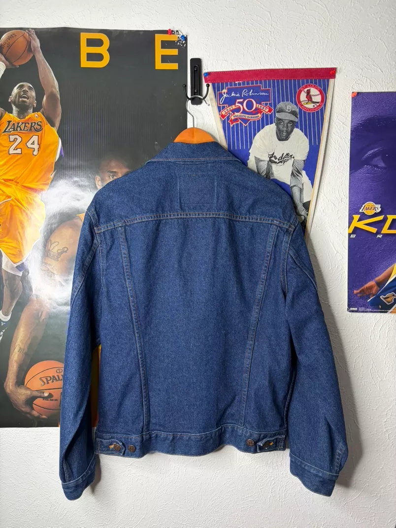 Classic Levi's Denim Trucker Jacket - Timeless Style