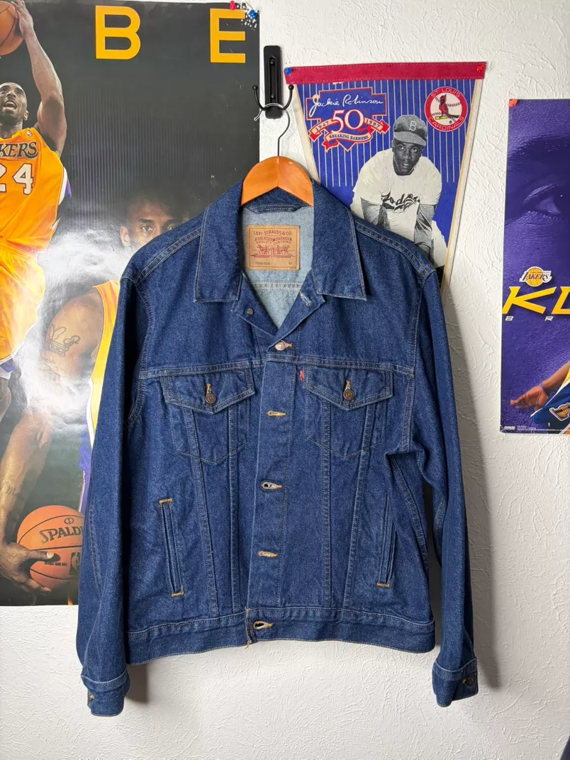 Classic Levi's Denim Trucker Jacket - Timeless Style