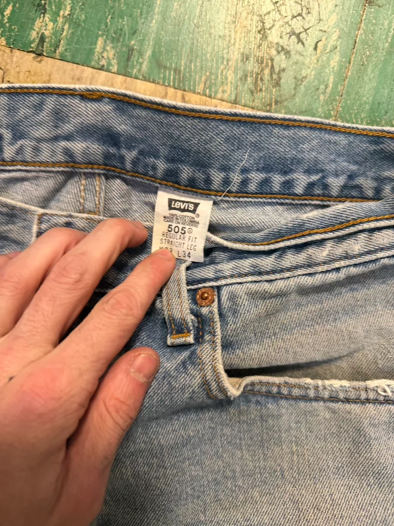 32x30 MEASURE 90’s Levi’s 505s zipper fly