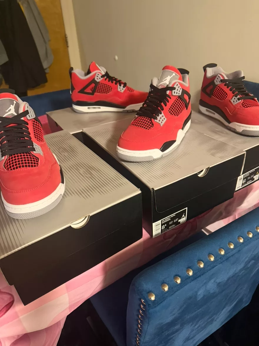 Air Jordan 4 toro bravo  Sneakers