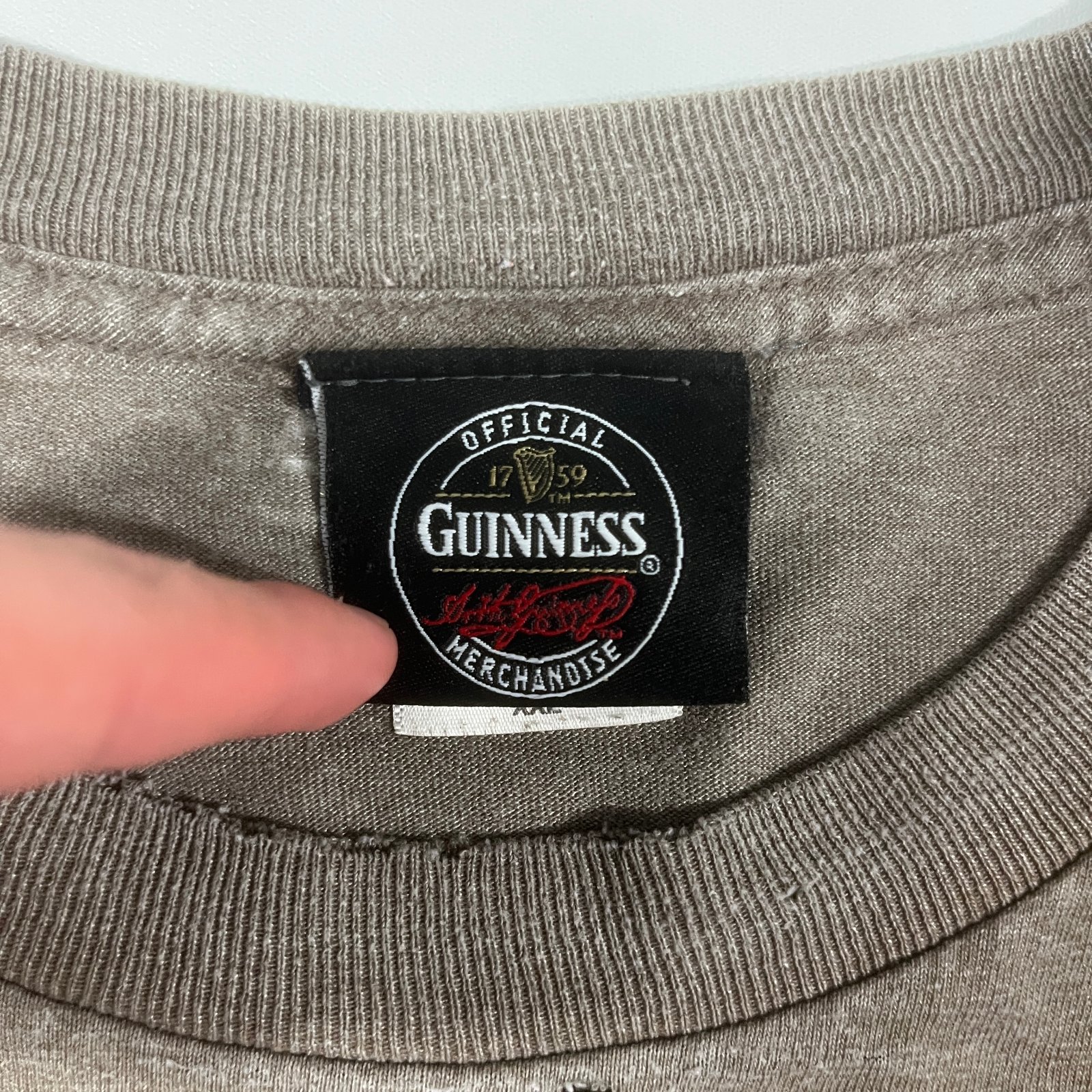 Vintage Guinness Beer Feelin' Lucky Shamrock Graphic Tee Brown